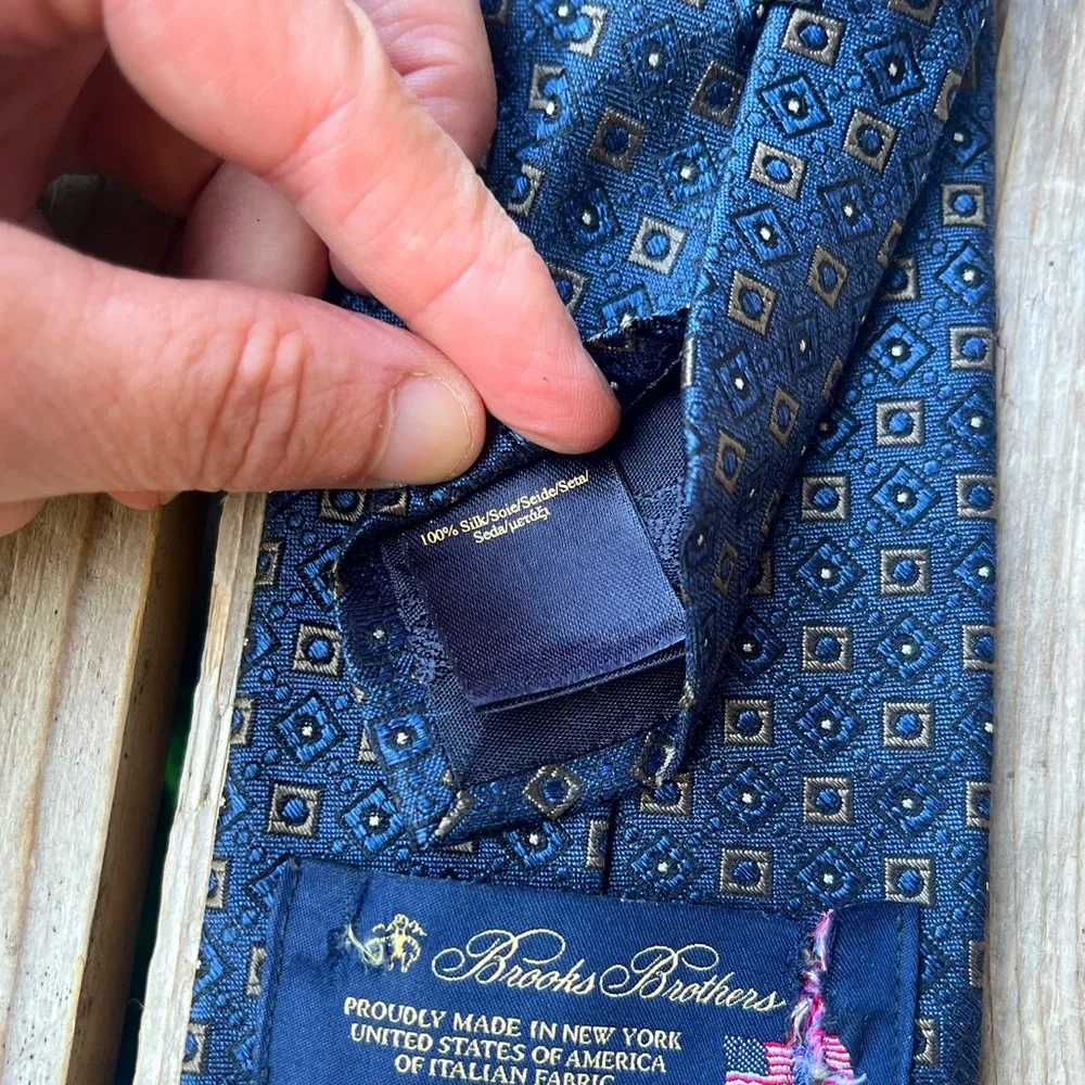 Brooks Brothers Navy & Gold Geometric Silk Tie – Made in USA w/ Italian Fabric - Picture 9 of 13